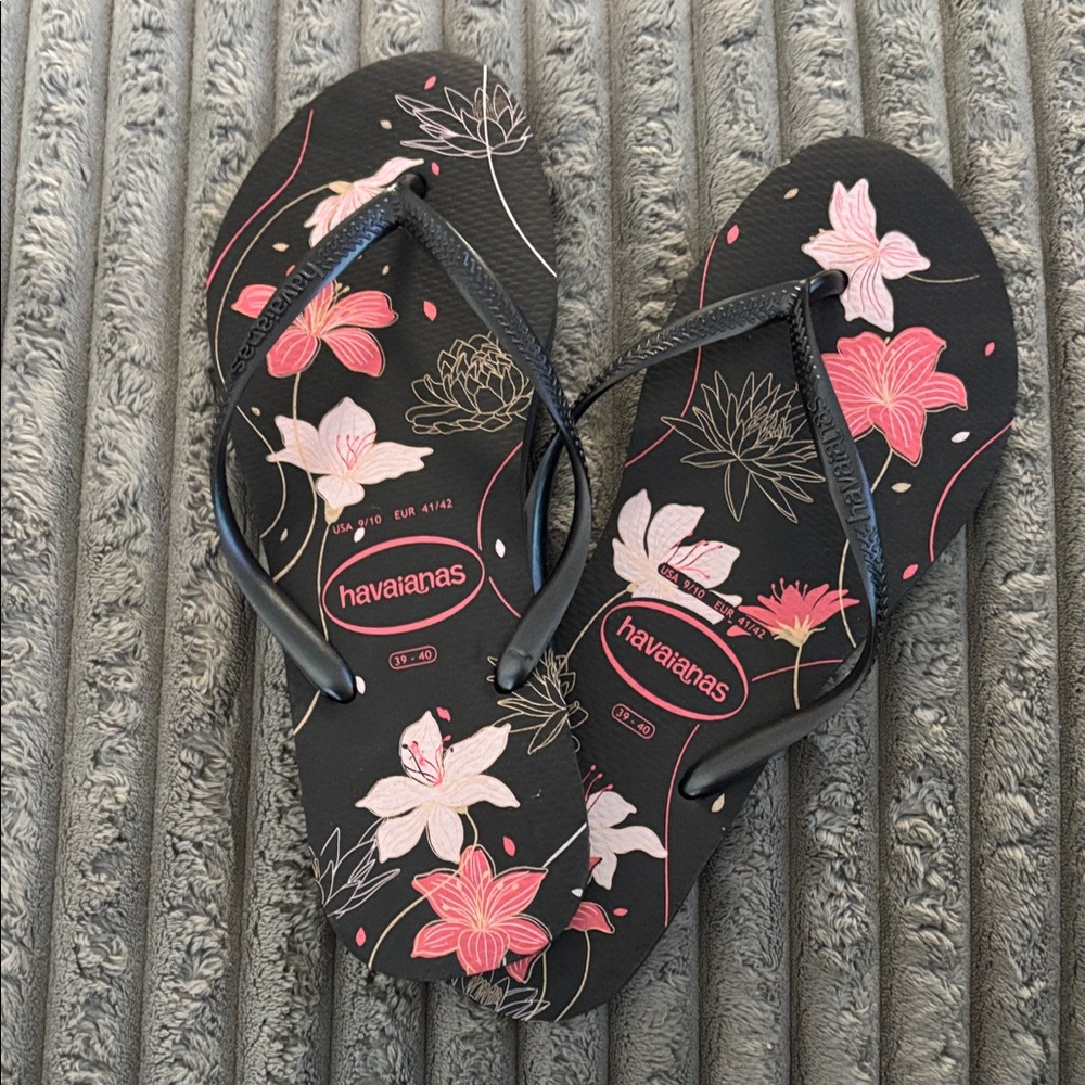 Havaianas Women's Black and Pink Floral Sandals